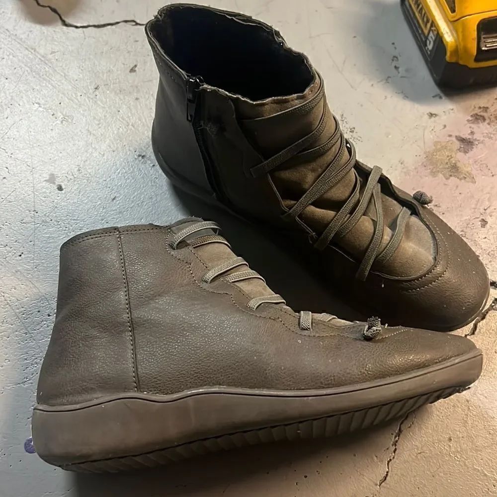 Size 39 Slate Grey Retro Laced Ankle Booties